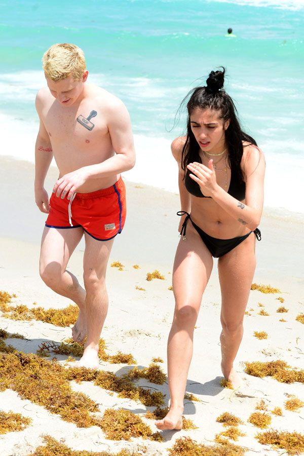 La hija de Madonna junto a un amigo disfrutando de un día en la playa