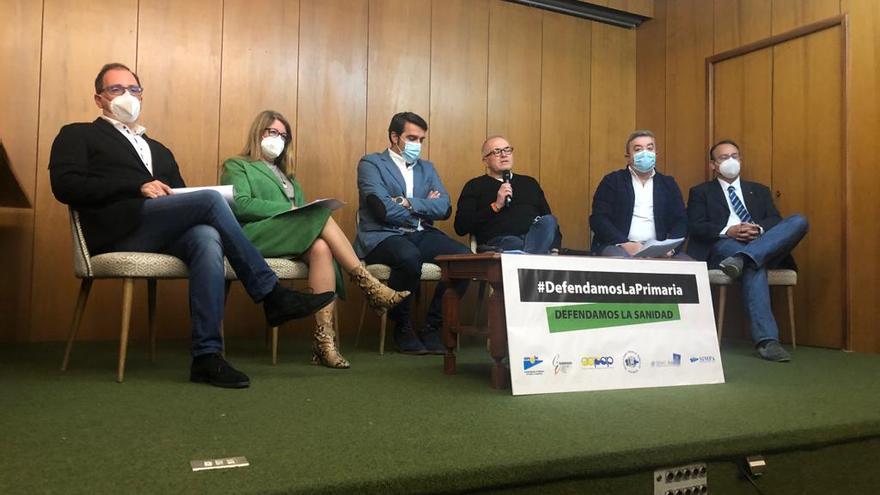 José Miguel Álvarez Cabo, Ángeles Ordóñez, Jesús Rodríguez Virgili, Rubén Villa, Antonio Fernández y Javier Alberdi, este martes, en el Colegio de Médicos de Oviedo