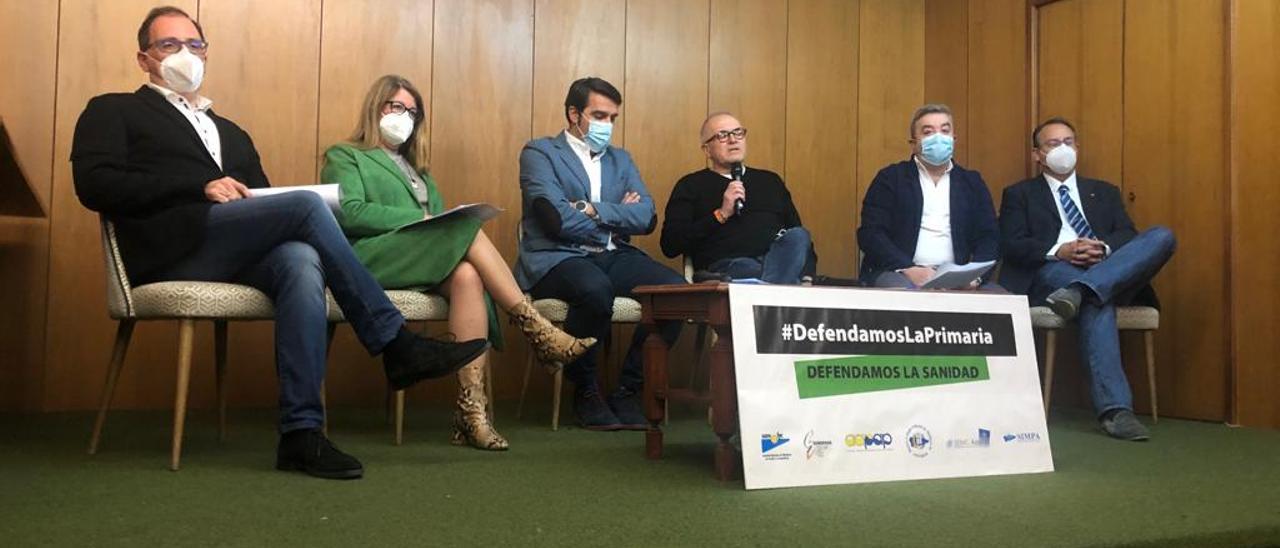 José Miguel Álvarez Cabo, Ángeles Ordóñez, Jesús Rodríguez Virgili, Rubén Villa, Antonio Fernández y Javier Alberdi, este martes, en el Colegio de Médicos de Oviedo