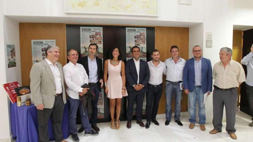 Los organizadores, promotores y algunos de los artistas de la séptima edición del festival.