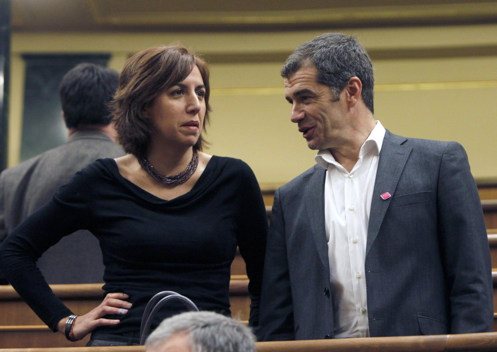 Irene Lozano y Toni Cantó conversan n el Congreso de los Diputados, en una imagen de archivo de 2011.