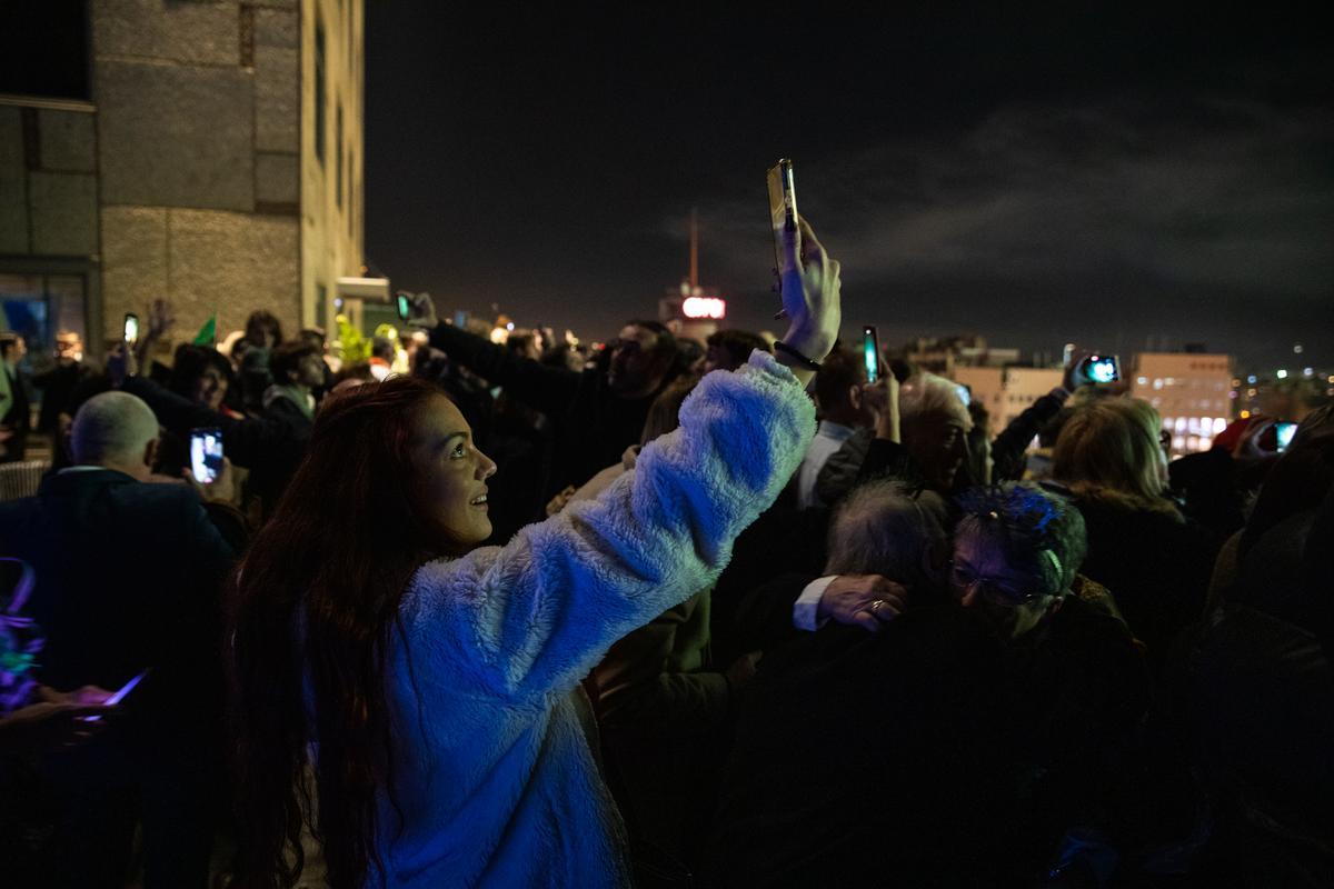 Fiesta para celebrar el paso del 2022 al 2023 junto a la Fuente Mágica de Montjuïc de Barcelona