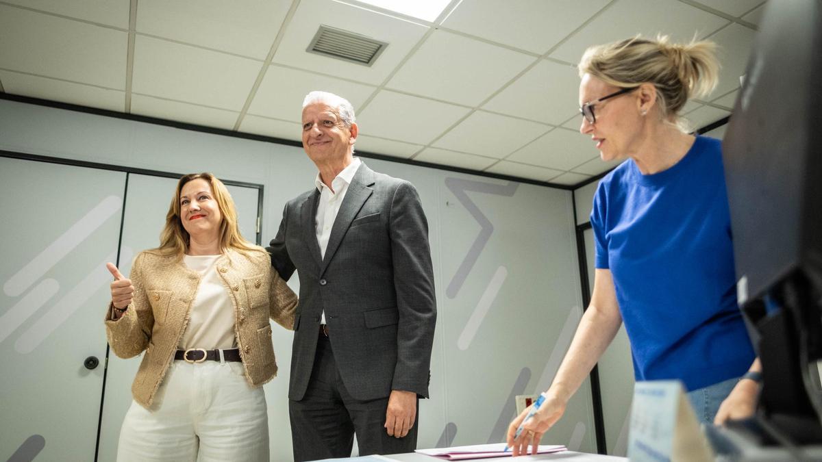 Rosa Dávila y Francisco Linares tras registrar las ponencias que se debatirán en el Congreso insular de CC de Tenerife