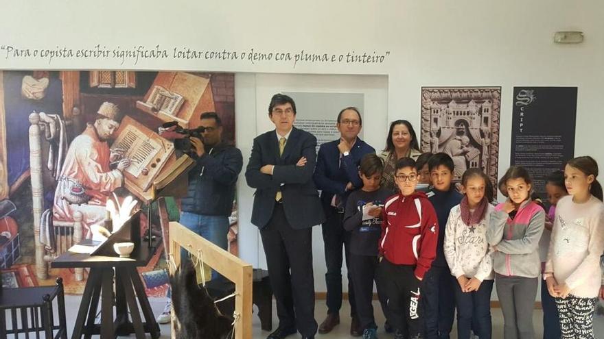 López-Chaves, Lorenzo y París, con varios escolares, ayer en la inauguración del taller en Redondela. // FdV