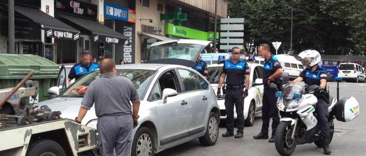 La grúa municipal retira un vehículo en la plaza de Pedro Menéndez.