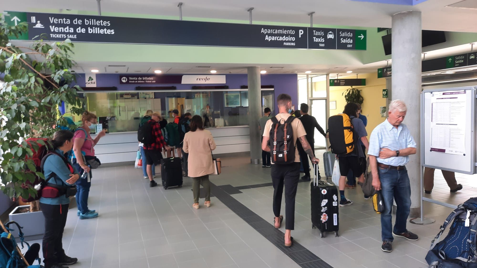 Peregrinos y viajeros procedentes de Oporto en la estación de Vigo-Guixar