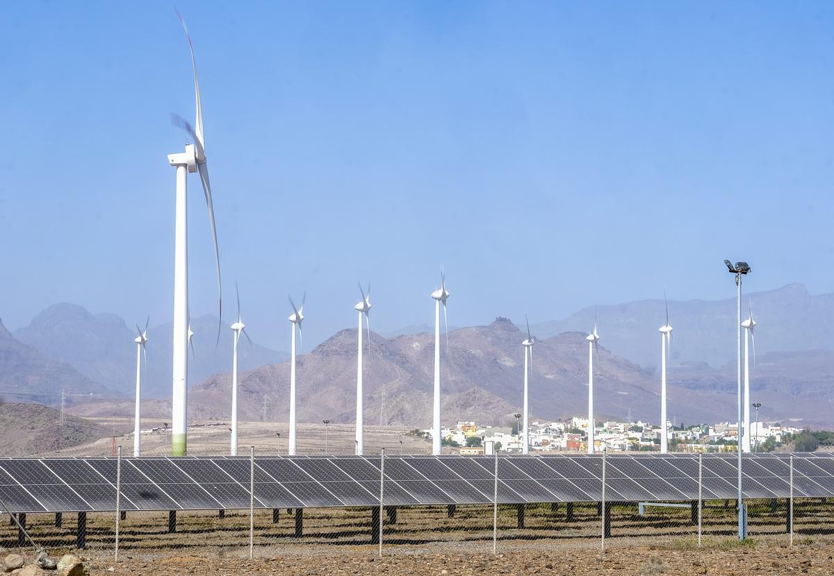 Paneles solares y aerogeneradores en Gran Canaria.