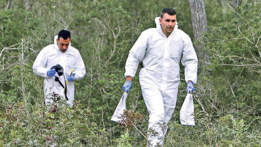 Agentes del laboratorio de Criminalística de la Guardia Civil recogieron bolsas con muestras que deberán ser analizadas.