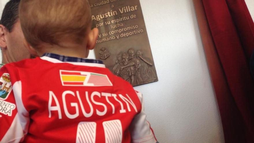 La placa en memoria de Agustín Villar, en el estadio Ruta de la Plata.