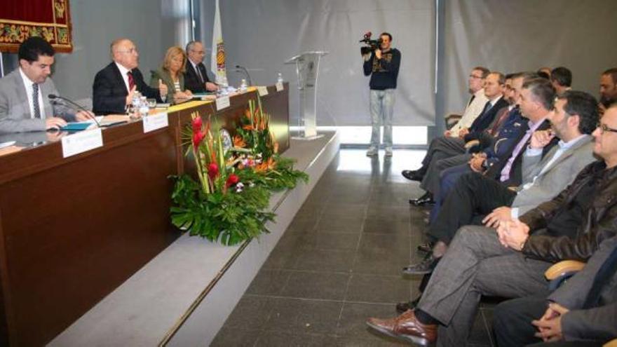 El rector Juan Juliá presidió ayer el acto académico de apertura de curso en el campus de Alcoy.
