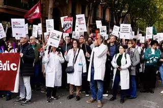 Los médicos en huelga toman las calles de Barcelona para reclamar un estatuto profesional propio