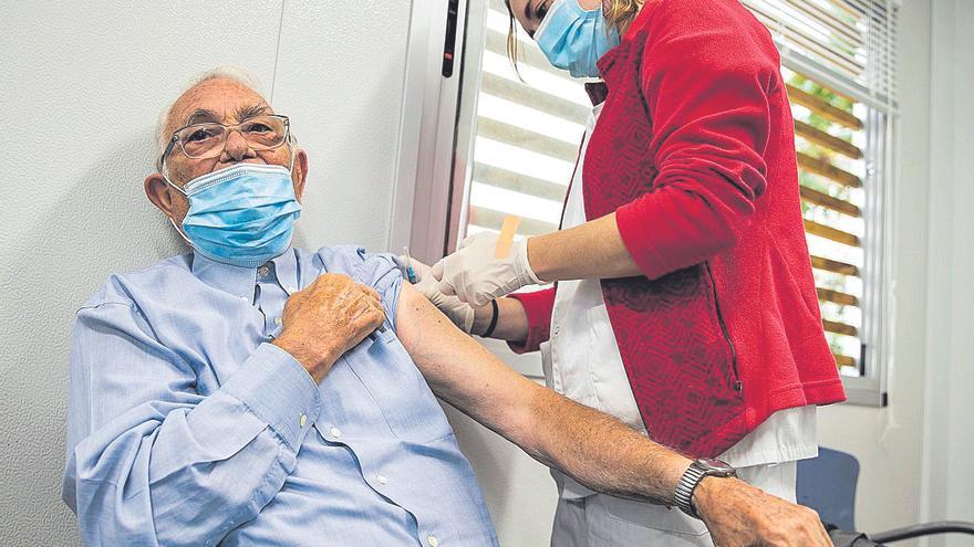 Casi la mitad de los mayores de 80 años ya se ha vacunado de la gripe y el covid