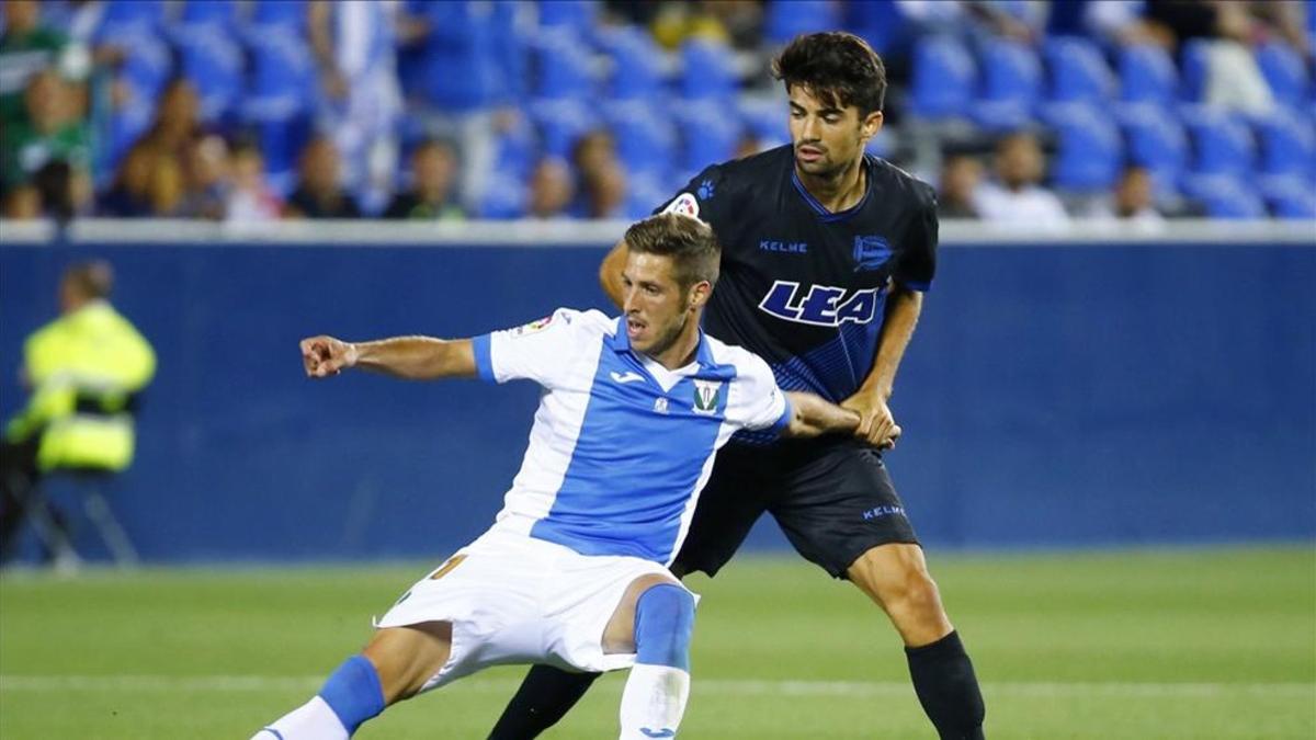 Enzo Zidane y Rubén Pérez en el último duelo entre Leganés y Alavés, en el Trofeo Villa de Leganés