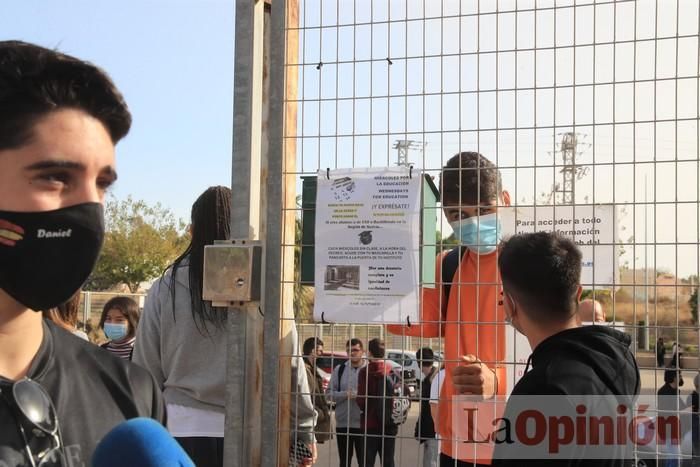 Los alumnos del IES Los Molinos (Cartagena) se concentran para pedir más profesores