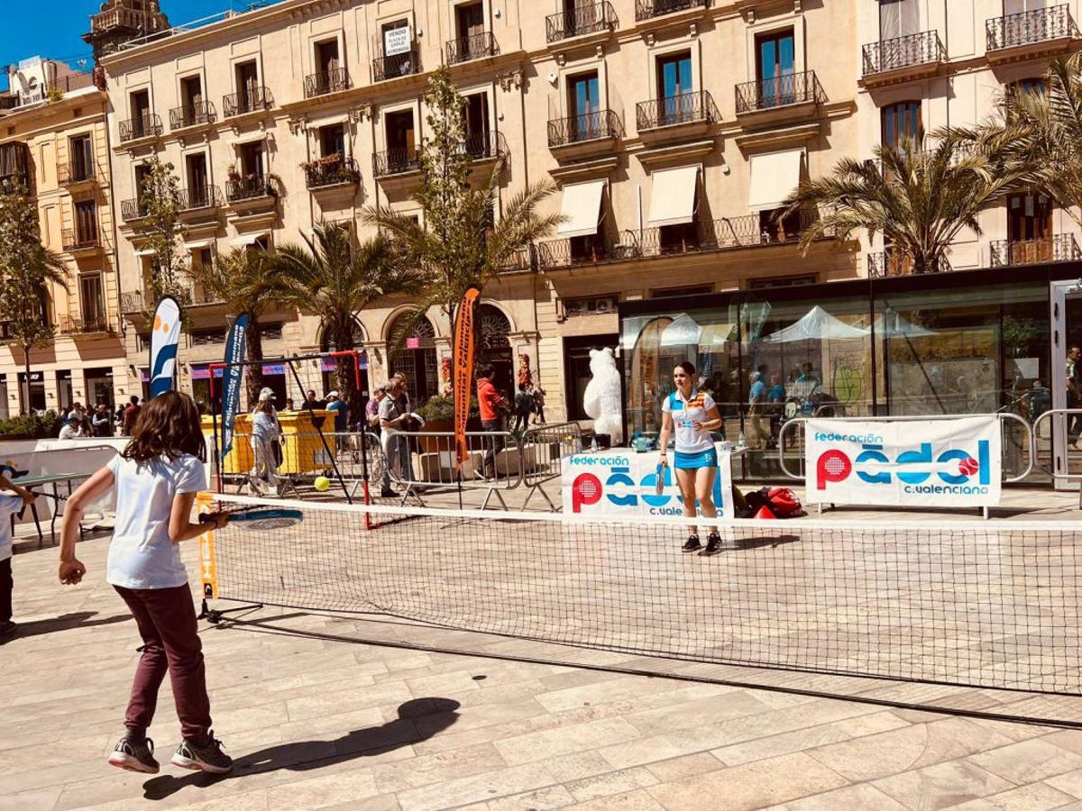 La FPCV estuvo presente con un stand en la Plaza de la Reina, durante las actividades de la II Festa de l'Esport Femení.