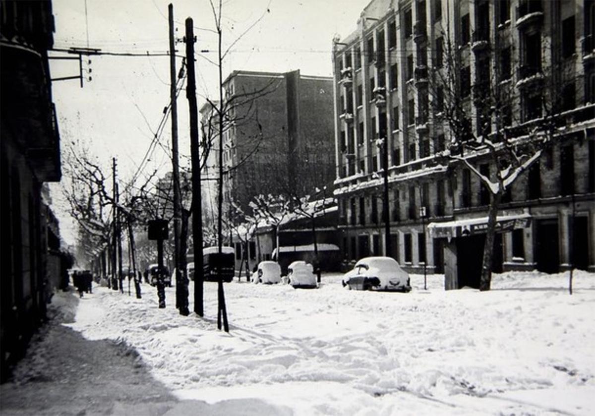 La neu va col·lapsar la ciutat i va deixar una imatge inusual, com es pot veure a la foto feta al creuament de la carretera de Sants amb Badal.