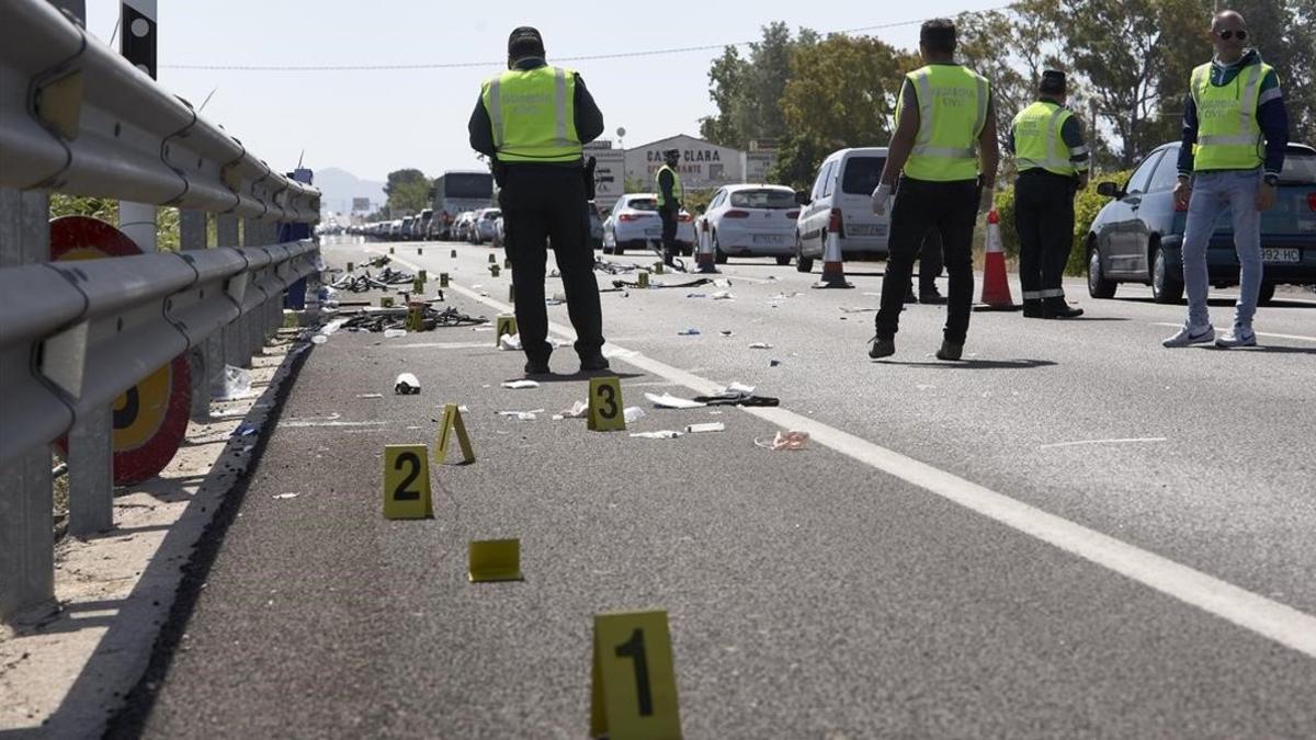 Agentes de la Guardia Civil, en el accidente de Oliva.