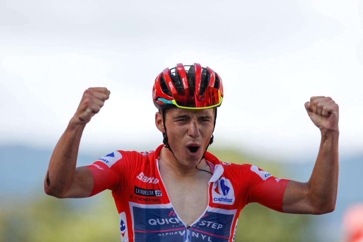 Remco Evenepoel celebra la victoria en la 18ª etapa de la Vuelta a España 2022.