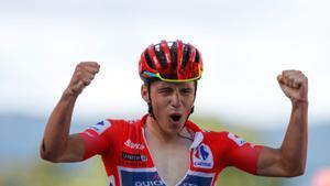 Remco Evenepoel celebra la victoria en la 18ª etapa de la Vuelta a España 2022.