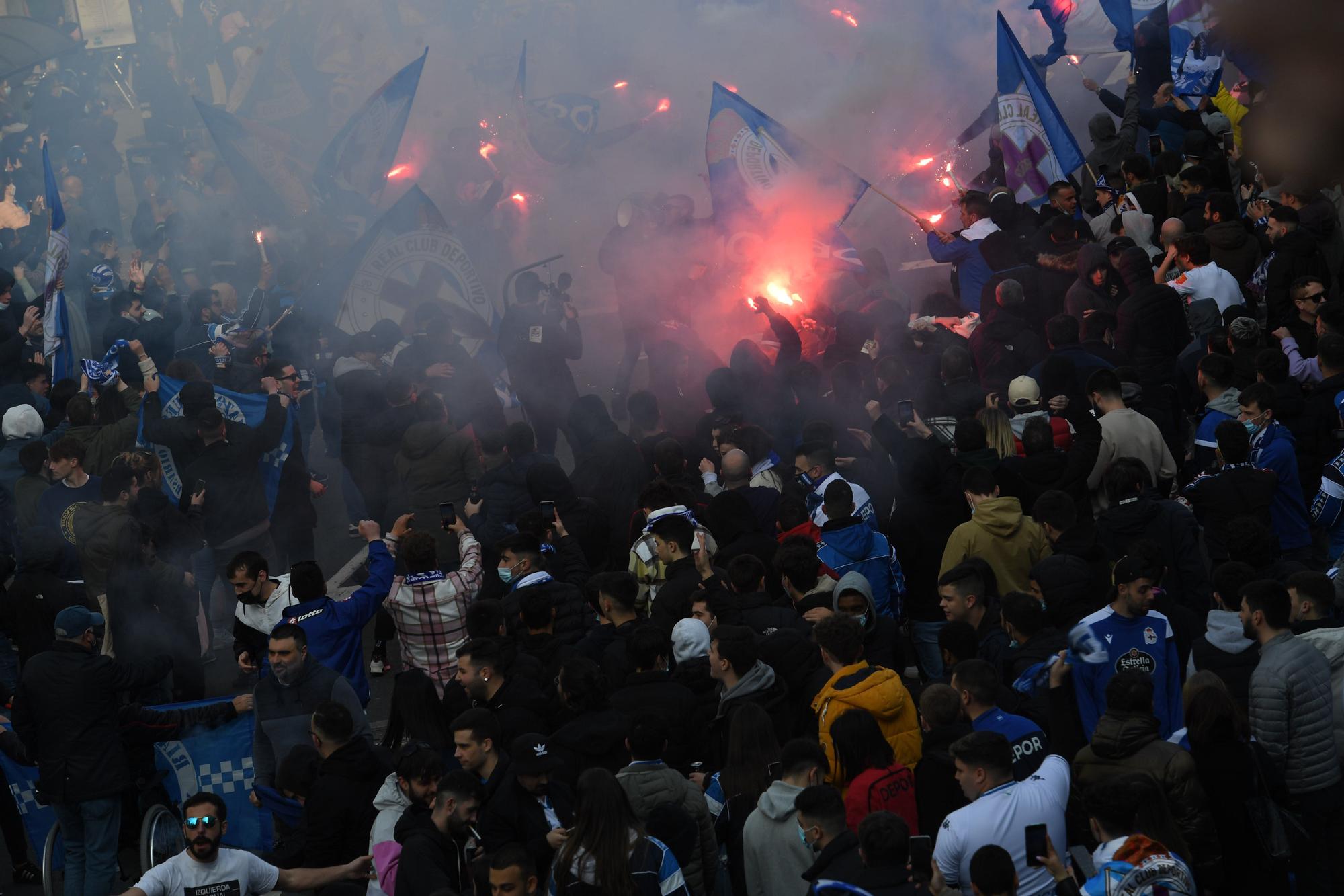 Gran ambiente en las gradas de Riazor para el Deportivo - Racing de Ferrol