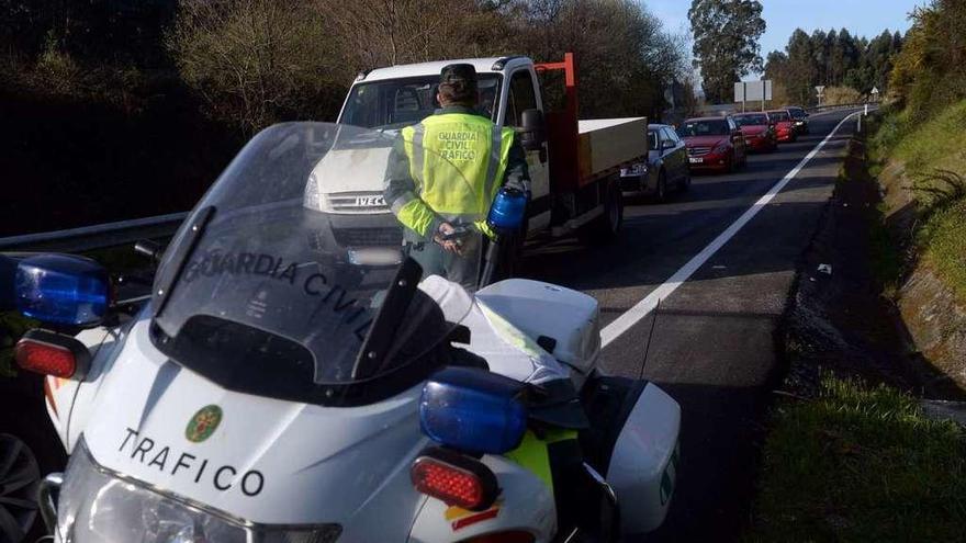 Control de alcoholemia de la Guardia Civil en una carretera en Galicia.