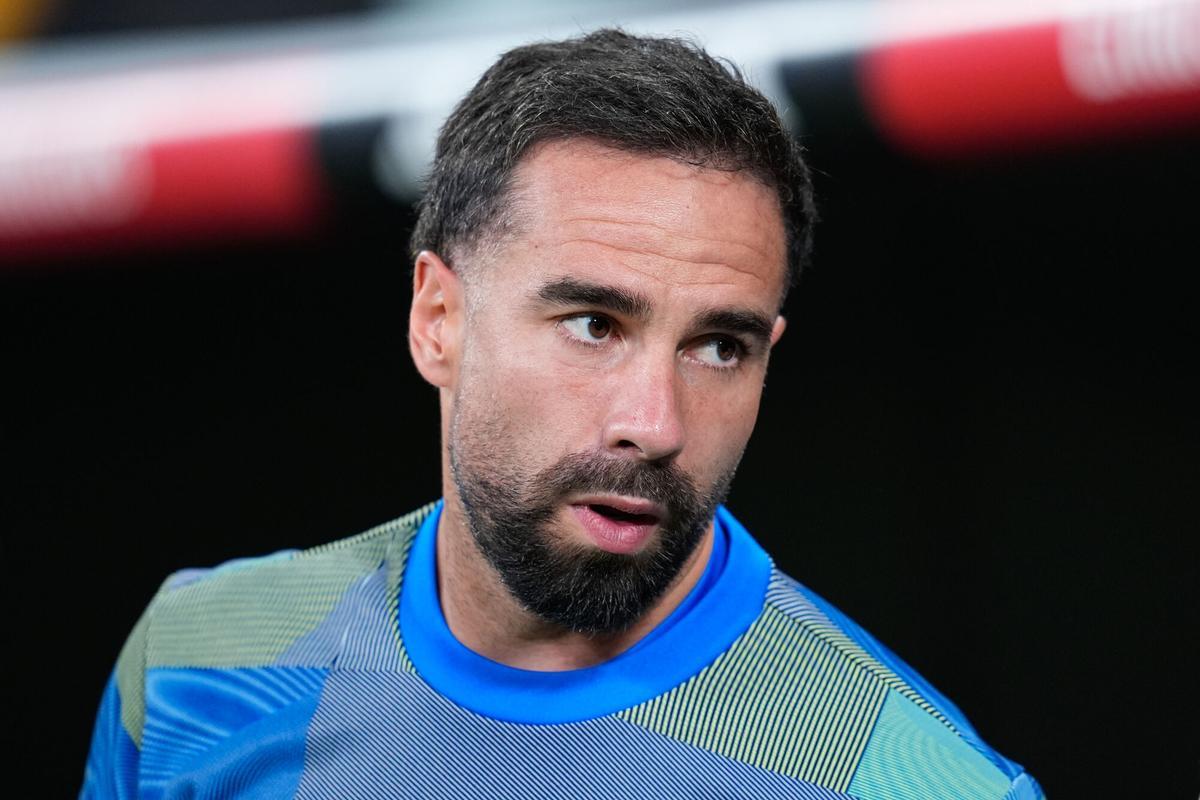 Daniel Carvajal, lateral del Real Madrid, calienta en la banda en el partido entre el Real Madrid y el Alavés