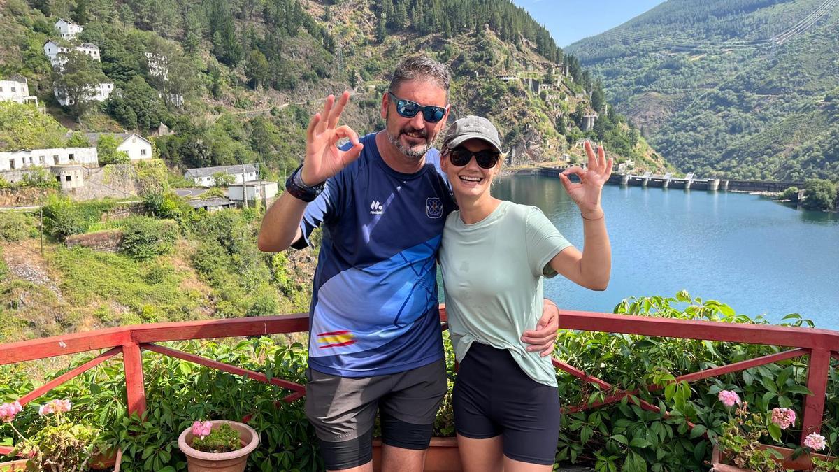Carlos Javier Vega y Diana Vaičiūtė, con el embalse de Salime a su espalda durante su viaje de 2024.