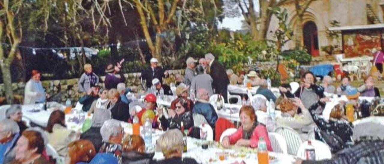 Los mayores de la asociación Sa Nova, durante la romería que celebraron el año pasado.