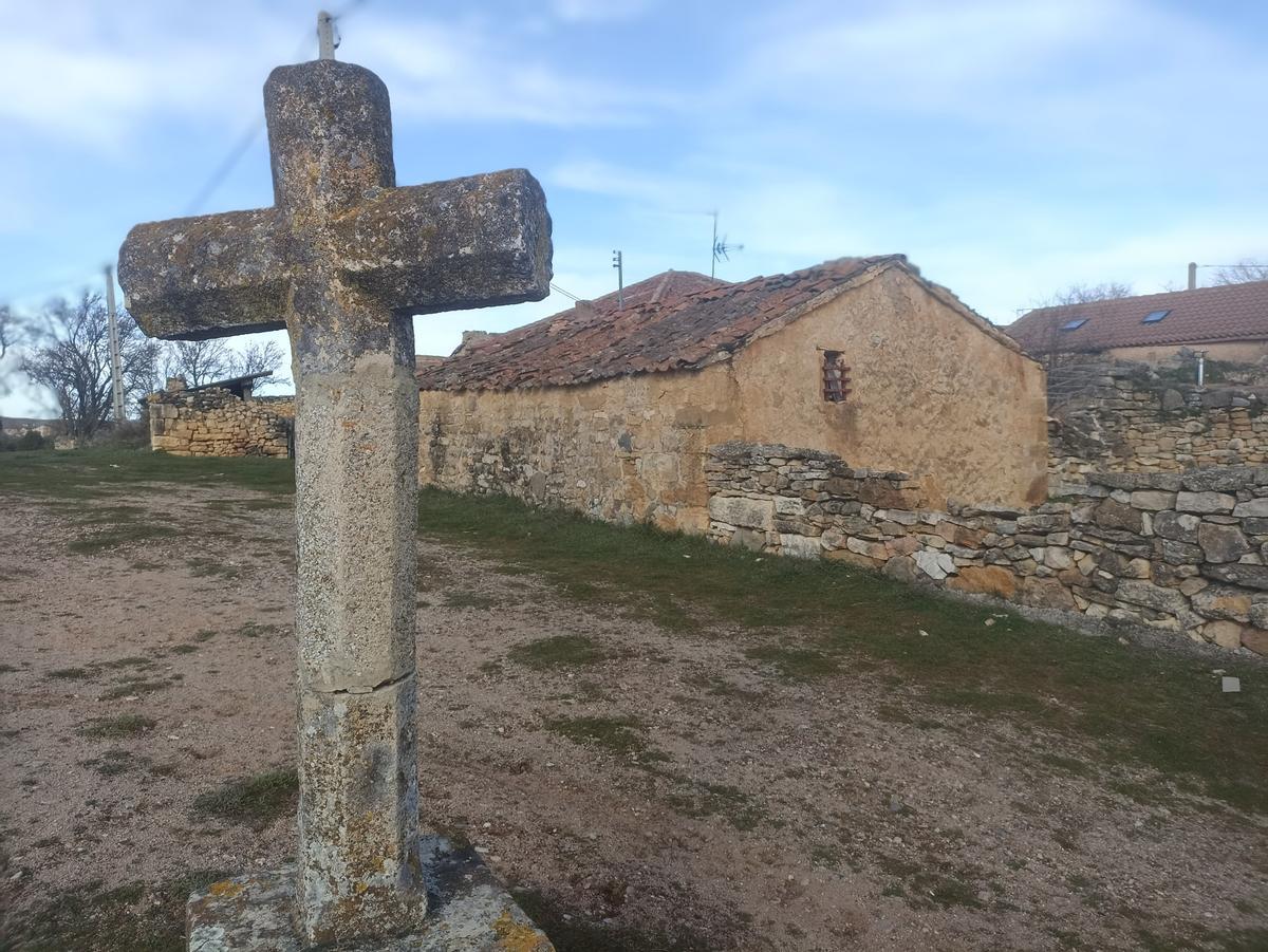 Vista de una de las cruces del calvario de Ventosilla y Tejadilla.