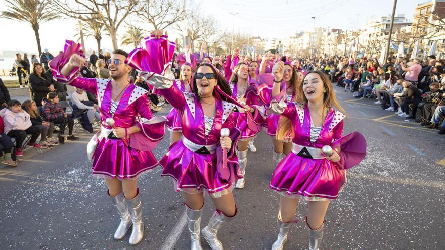 El Carnaval és sinònim de disbauxa i gresca, però també, al darrere, hi ha moltes hores de dedicació de les comparses i colles. | EDUARD MARTÍ