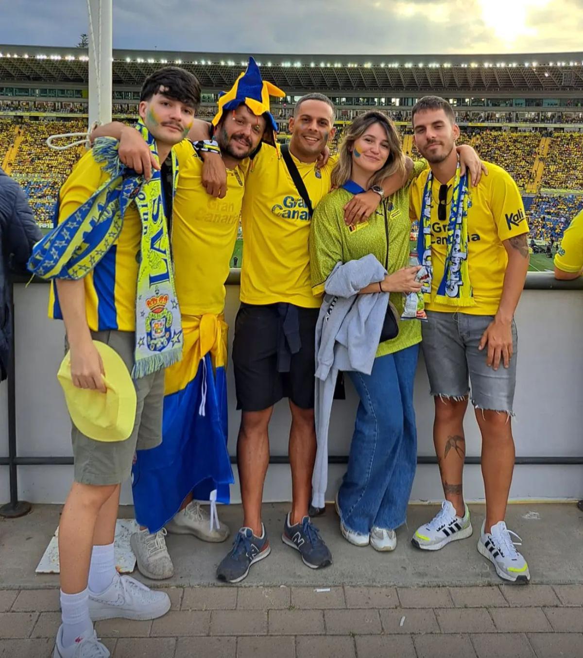 Con el gorro amarillo, Raúl Rodríguez junto a su grupo de amigos en el Estadio de Gran Canaria.