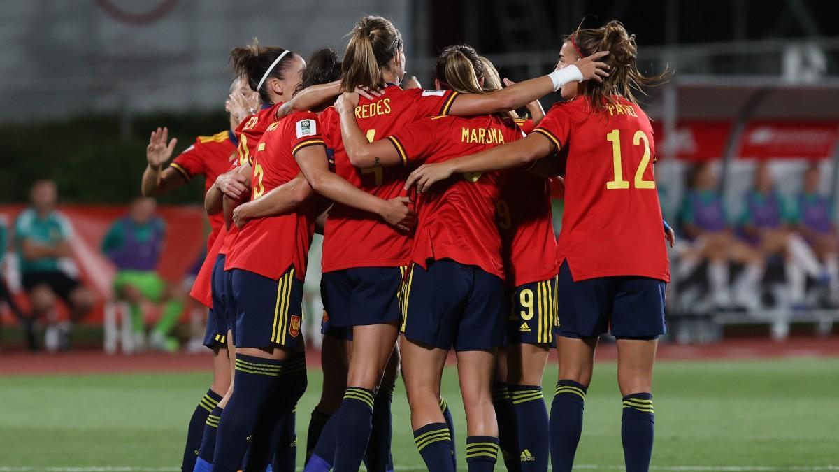 Las jugadoras de la selección hacen piña con Irene Paredes tras el segundo gol