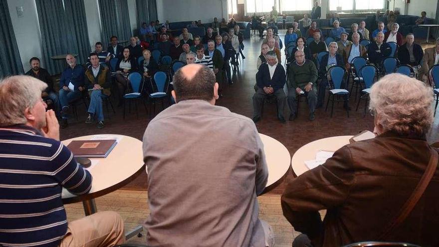 Carlos Morgade, en el centro de espaldas, en una asamblea de los comuneros de Mourente. // R. Vázquez