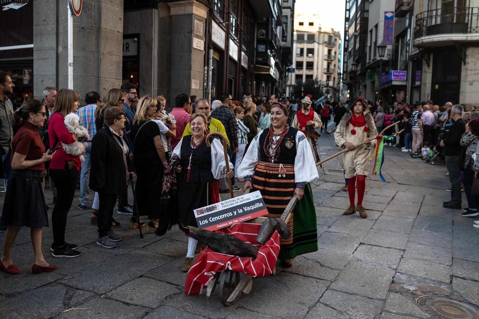 GALERÍA | Las mascaradas llenan de color y alegría el centro de Zamora