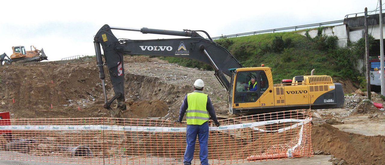 Dos operarios en labores de construcción de una carretera en la provincia de Ourense. | // IÑAKI OSORIO