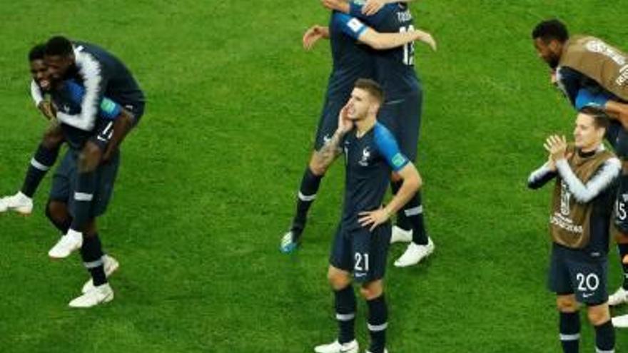 Jugadores de Francia celebran su clasificación.