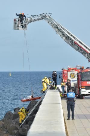 07-08-2019 LAS PALMAS DE GRAN CANARIA. Encontrado un cadáver en la escollera de la Avenida Marítima  | 07/08/2019 | Fotógrafo: Andrés Cruz