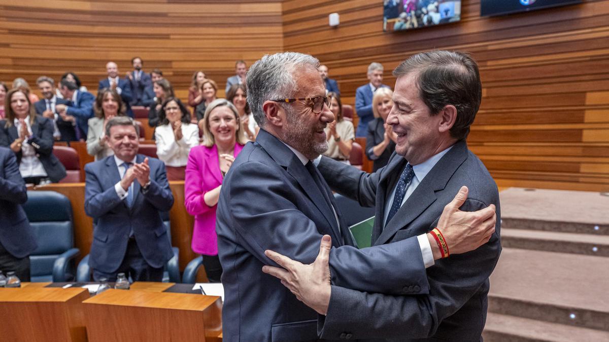 Alfonso Fernández Mañueco y Carlos Pollán se felicitan tras el pleno de investidura del presidente de Castilla y León.