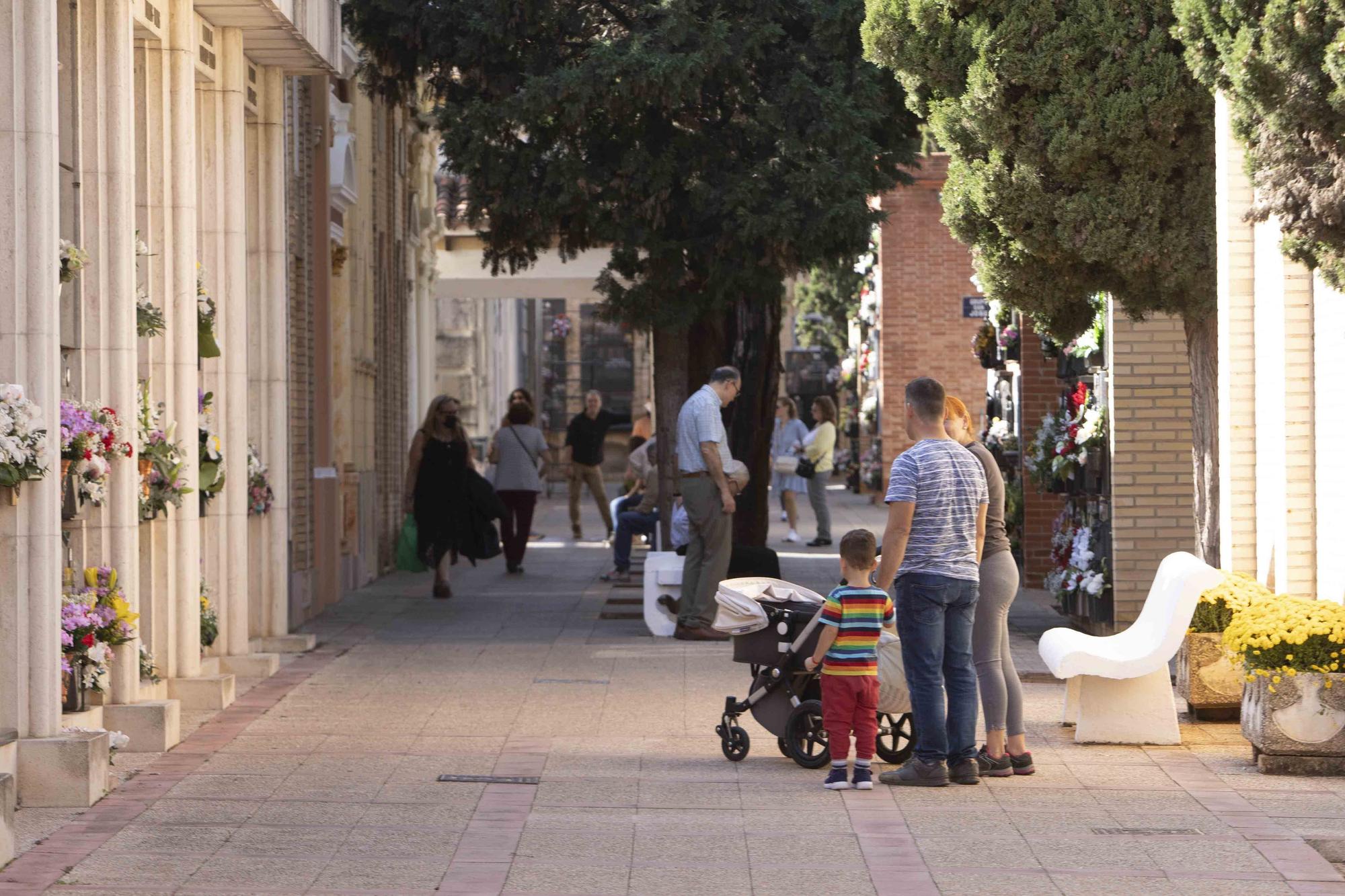 Día de Todos los Santos en el cementerio municipal de Alzira