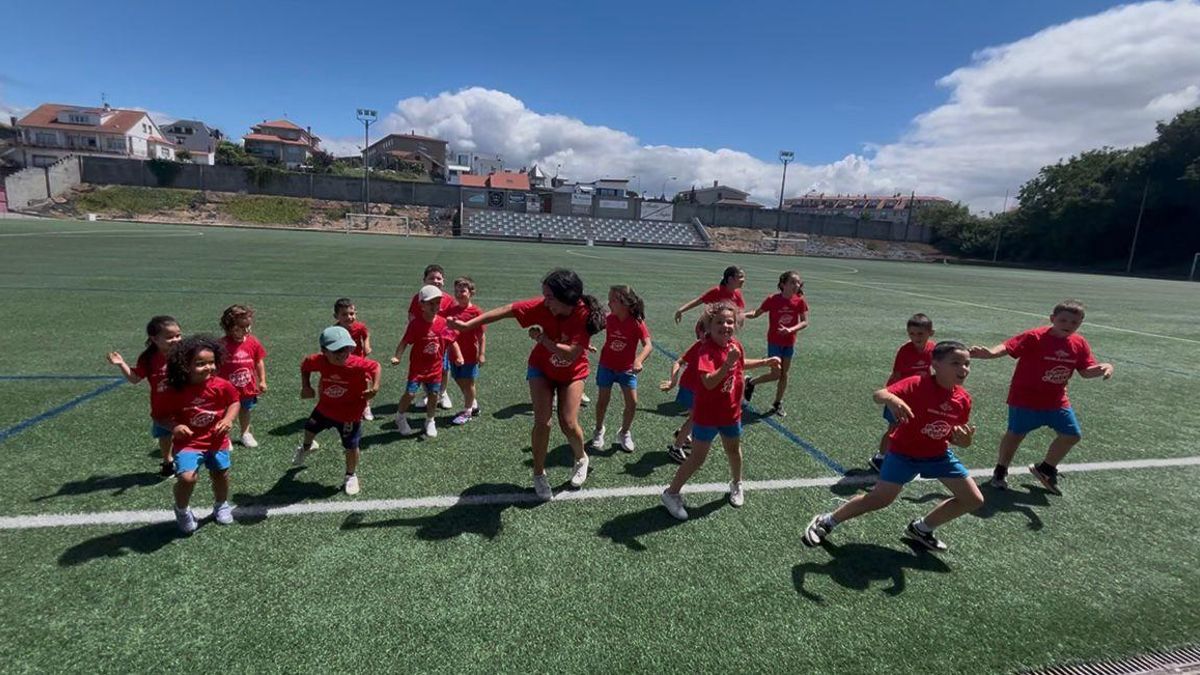 El campo de fútbol de Vilaxoán es la base de operaciones.