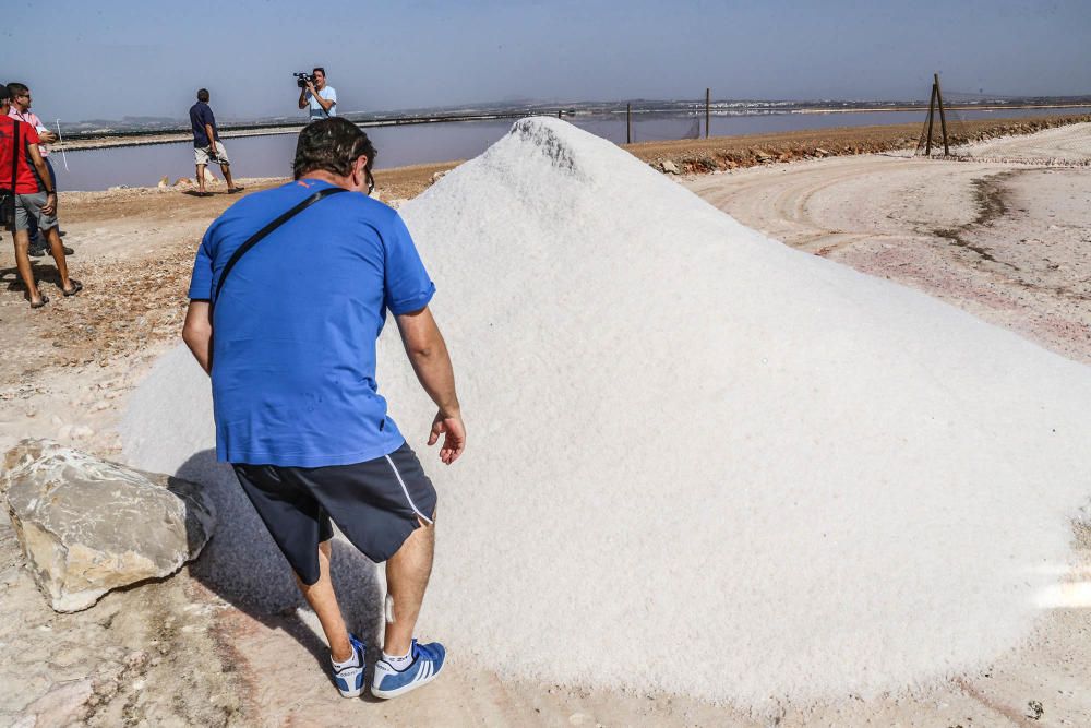 En torno a medio centenar de turistas estrenaron las visitas guiadas a las salinas de Torrevieja, que pretenden normalizarse el verano que viene