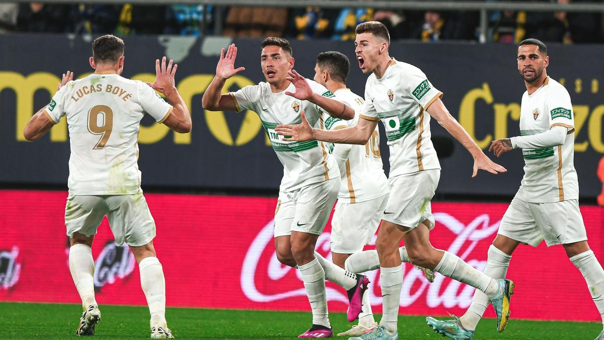 Los jugadores del Elche celebran el gol del empate, el pasado lunes en Cádiz