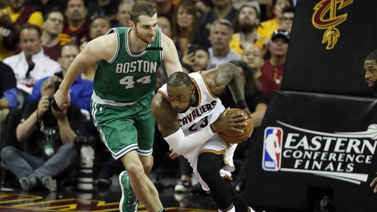 Los Cavs de LeBron James dominan la eliminatoria ante Celtics