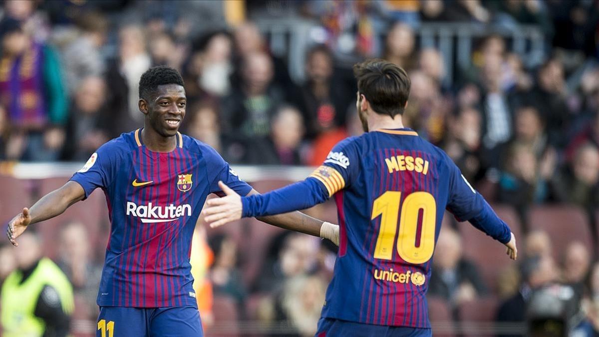 Messi corre a abrazar a Dembélé, que le dio la asistencia en su gol al Athletic.