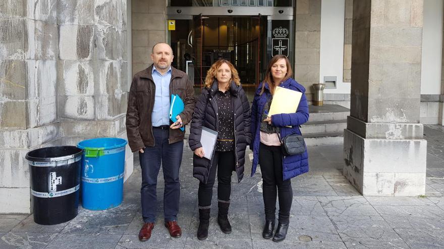 Por la izquierda, Roberto García, María José Fernández y Paula Suárez, esta tarde, delante de la consejería de Industria.