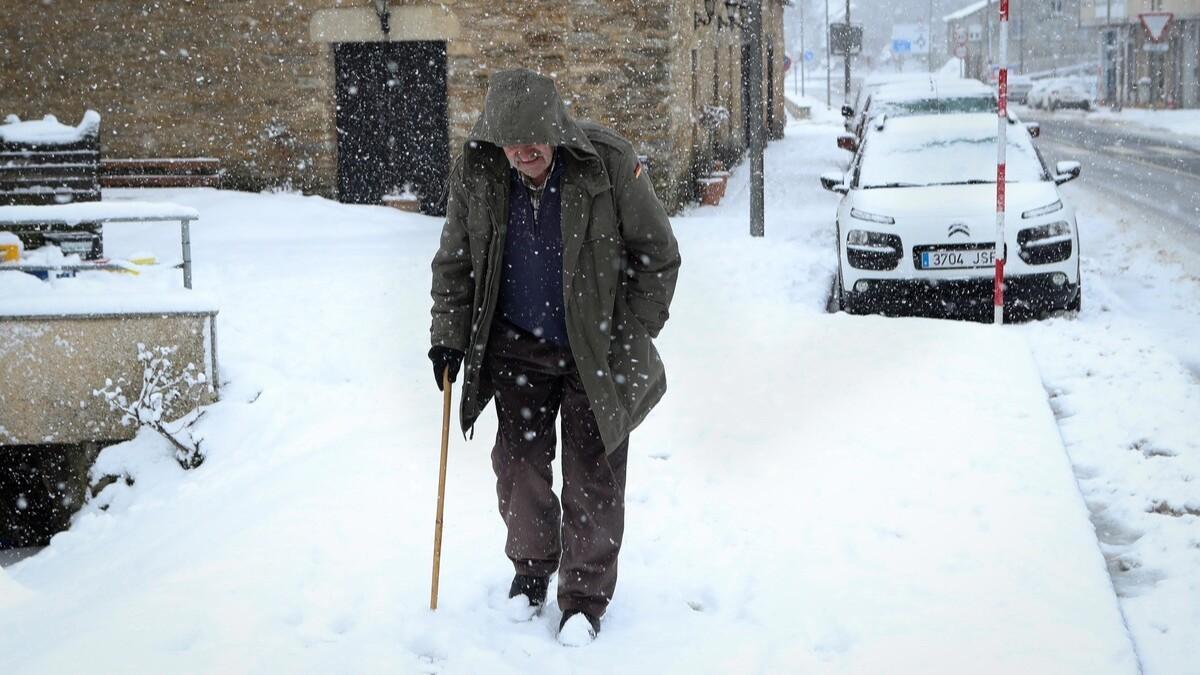 Un hombre se abre paso entre la nieve en Lugo la semana pasada