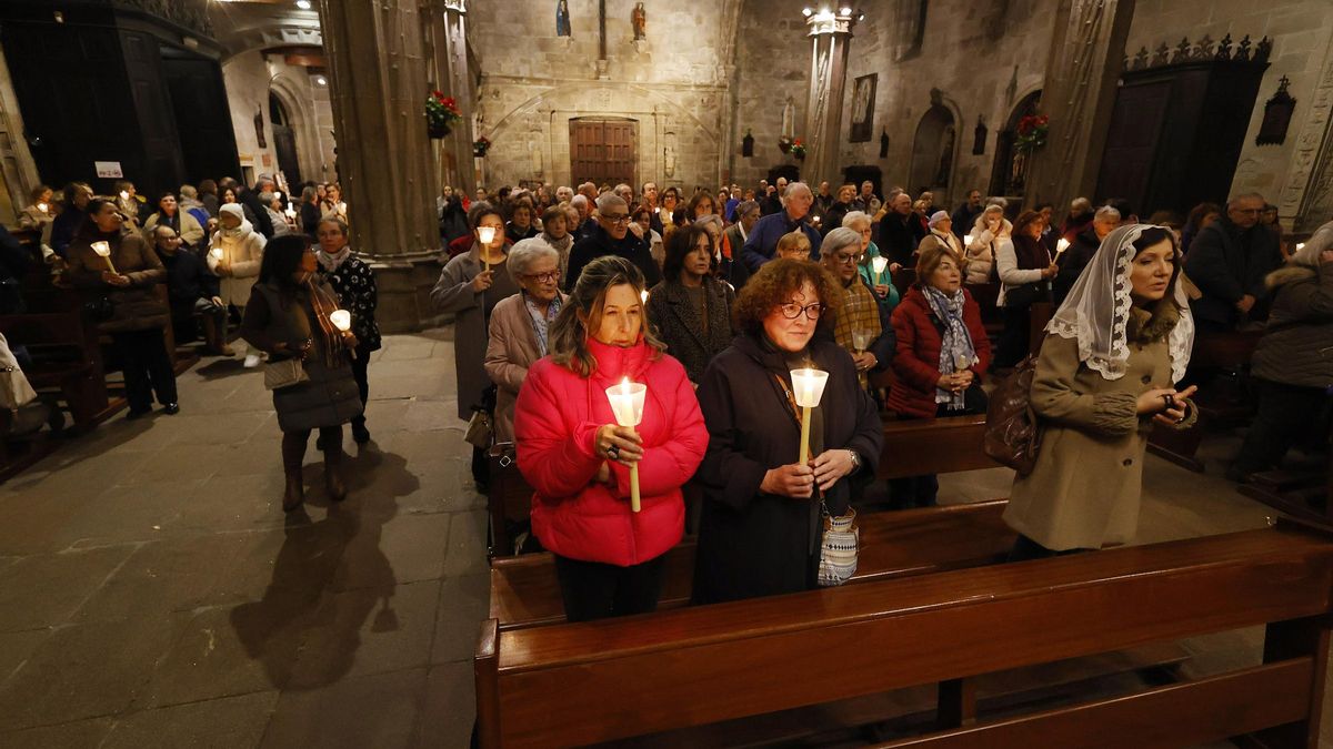 Fieles durante la misa vespertina en la basílica de Santa María.