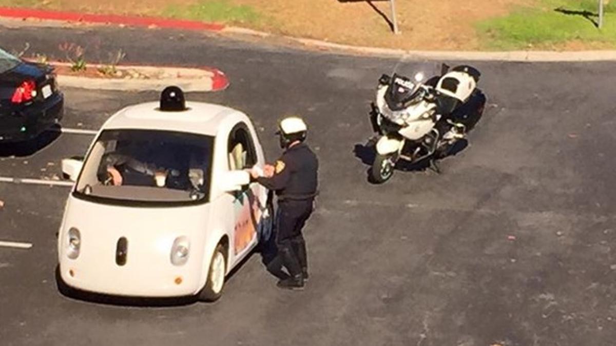 El coche sin conductor de Google, con el agente de policía.