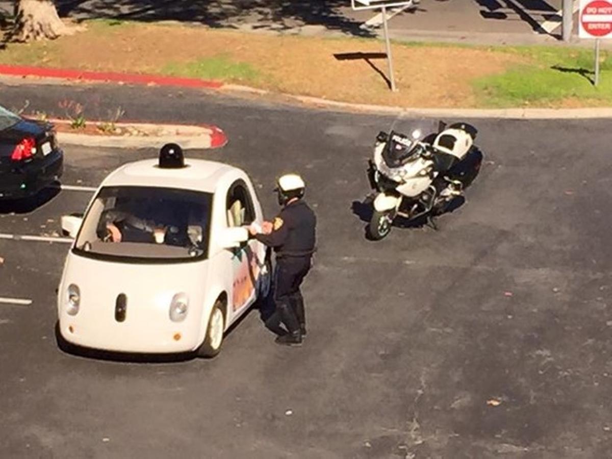 El cotxe sense conductor de Google, amb l’agent de policia.