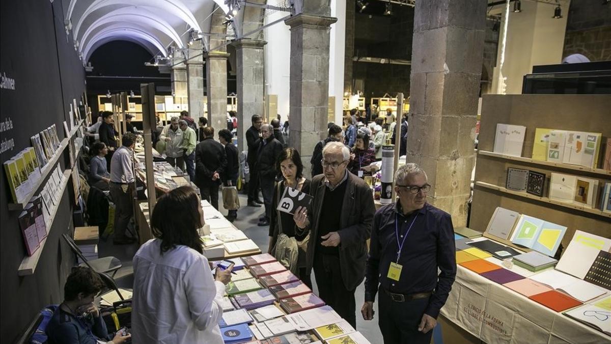 Expositores de la Feria Arts Libris en el Arts Santa Mònica.